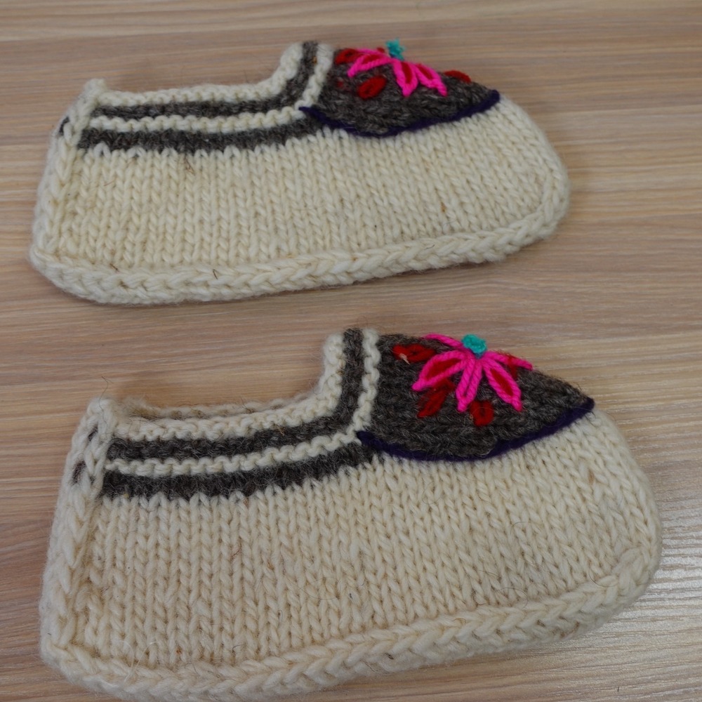 Handmade Womens 5 Cream Floral Knit Wool Slippers House Socks Boho Folk Vtg